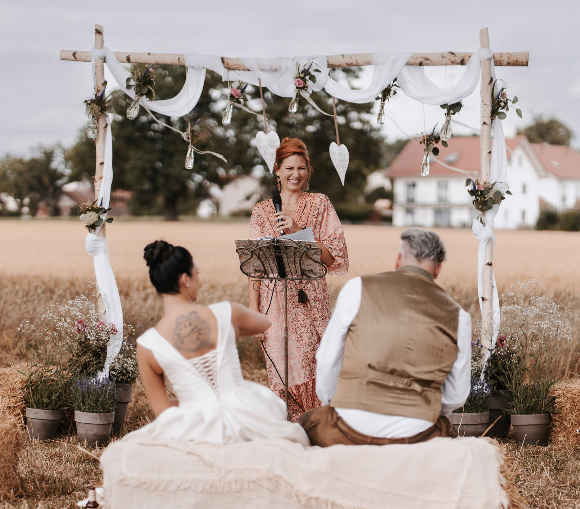 Geschmückter Trauplatz – Bogen aus Pampasgras, Eukalyptus und Blush-Rosen
