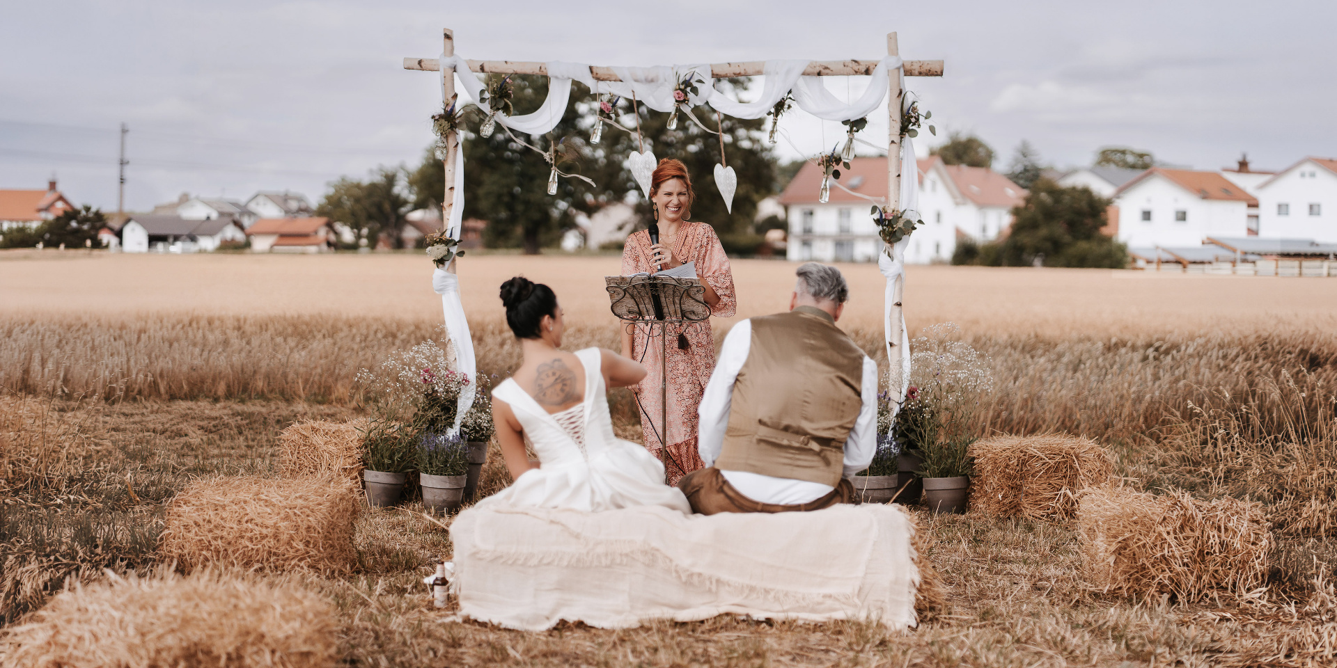 Geschmückter Trauplatz – Bogen aus Pampasgras, Eukalyptus und Blush-Rosen